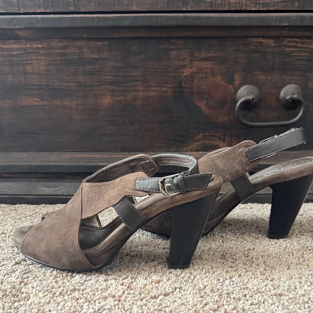 Sofft Brown Suede Women's Heels - Picture 5 of 15
